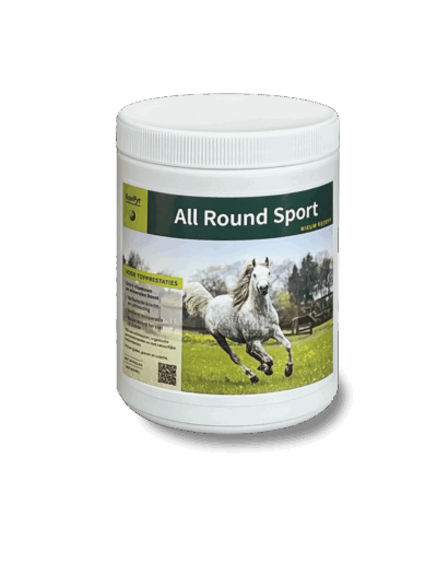 Weiße Dose mit EquiFyt All Round Sport Pferdefutter, verziert mit einem galoppierenden Schimmel auf grüner Wiese