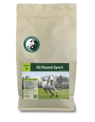 Beige Verpackungstasche mit EquiFyt All Round Sport Pferdefutter, zeigt weißes Pferd im Galopp auf grüner Wiese