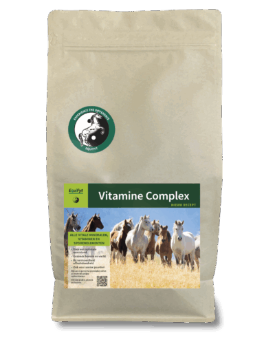 Beige Futtertüte mit EquiFyt Vitamine Complex Label, zeigt Pferdegruppe auf Weide und grünes Logo
